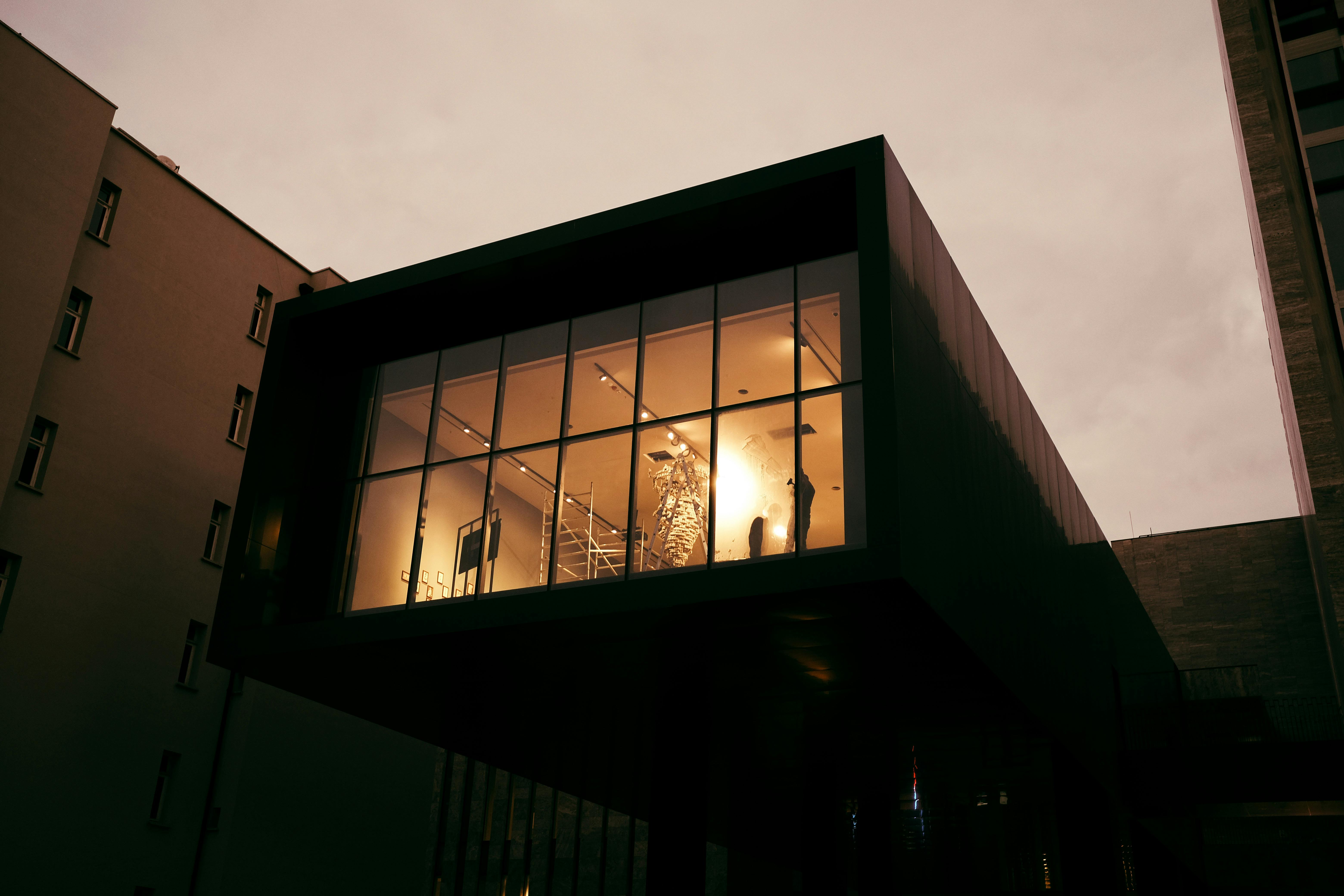 Fachada al atardecer — contacto Urvika